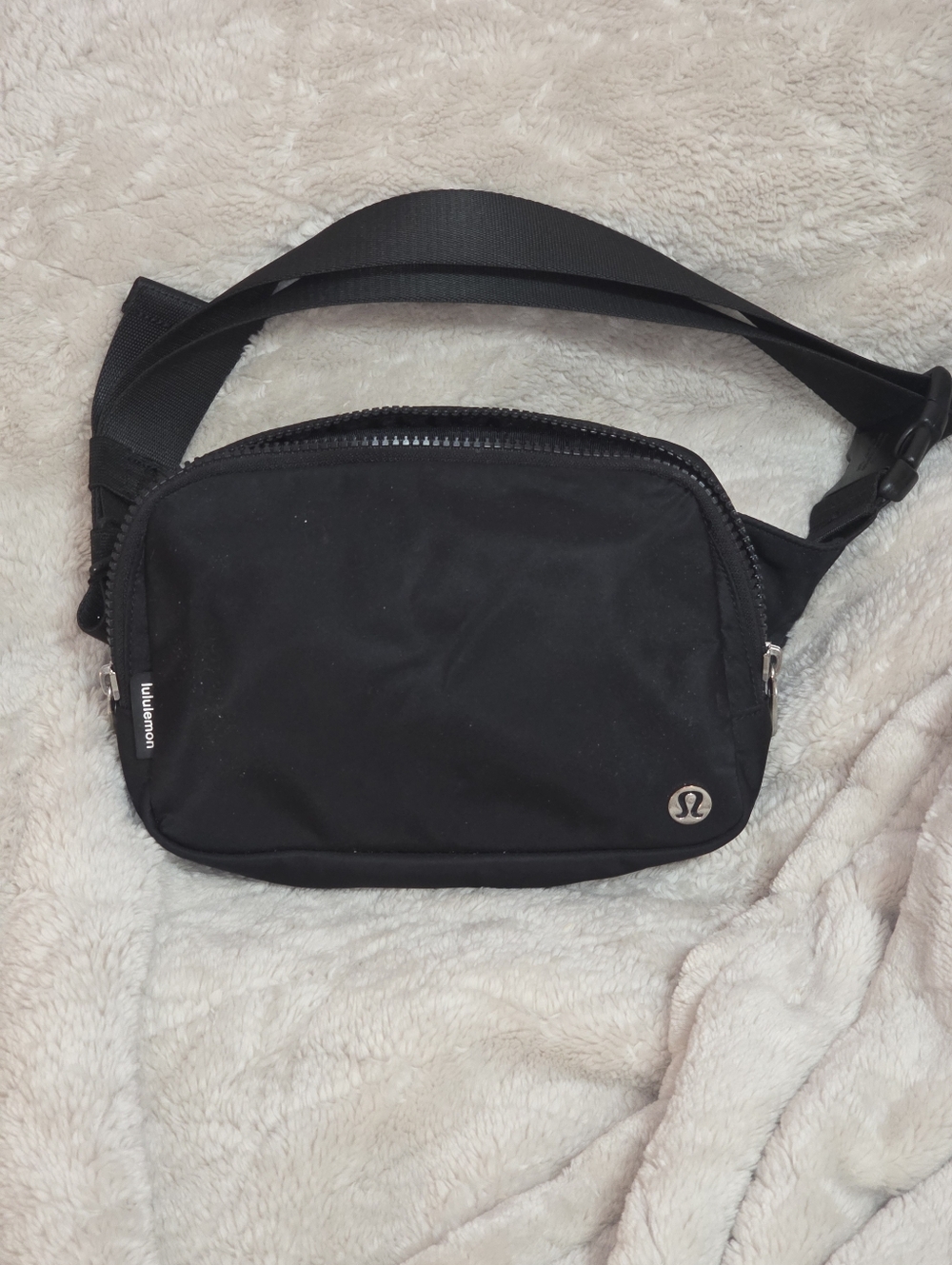 Lululemon Athletica Everywhere Belt Bag 1L Black Silver Detail